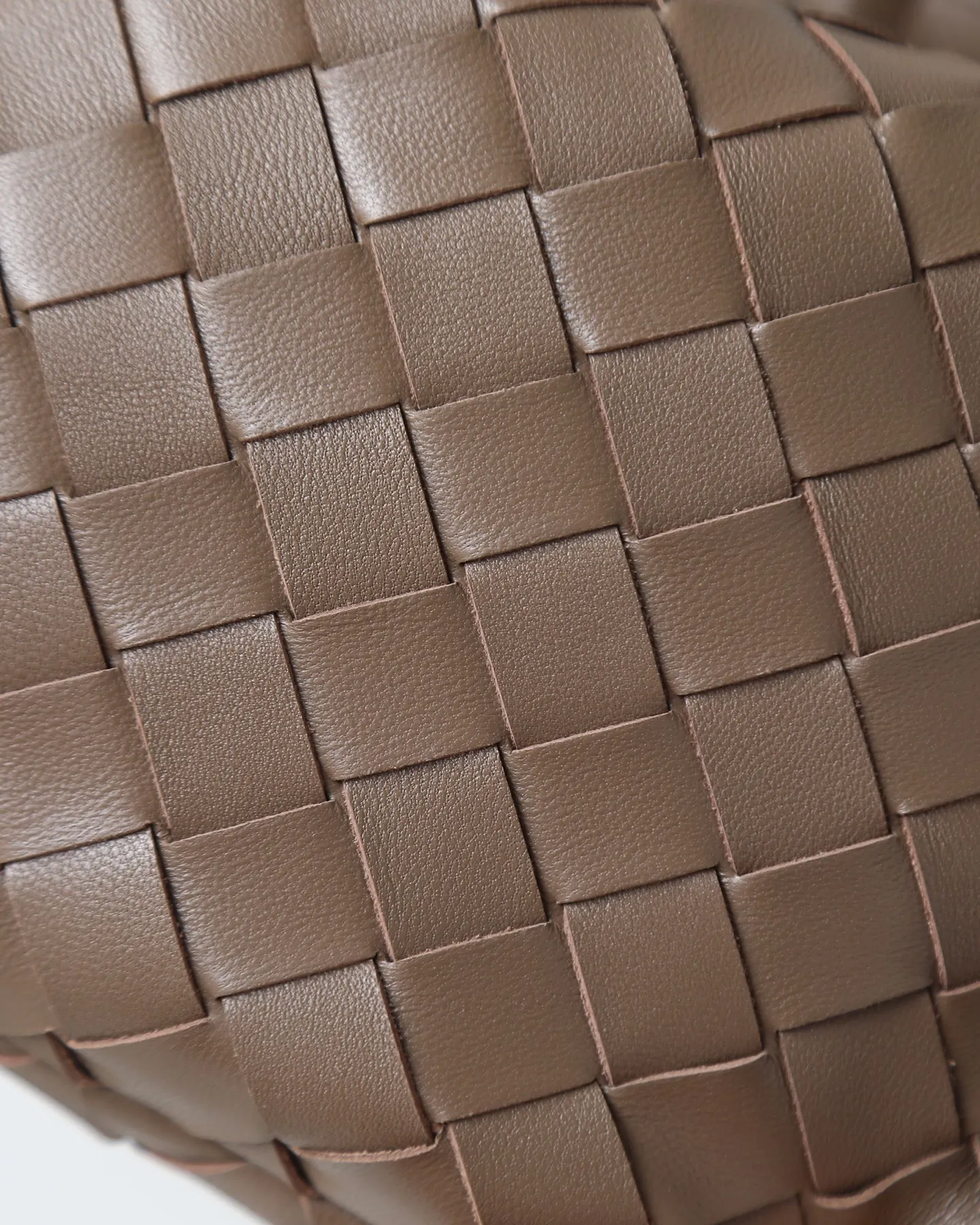 800. Bottega veneta͙.——-The latest braided and knotted hobo🔥 The top-grade lambskin leather is very soft, the bag shape is unique, practical and durable. It retains the traditional weaving elements while being a bit more flamboyant ~ Made of hand-woven sheepskin, zipper opening and closing, curved seamless structure, effortless to match. Highly recommended⚠️⚠️⚠️ The most high-end in the market🌈Welcome to compare [Factory complete package] size: 23x15x5cm.   Model: 651876
